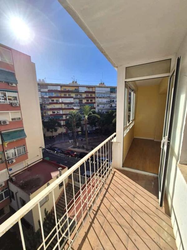 Sale of apartment in Piso en Calle Maestro Luis Torregrosa, Plà del Bon Repòs-La Goteta, Alicante / Alacant, Alicante
photo 4