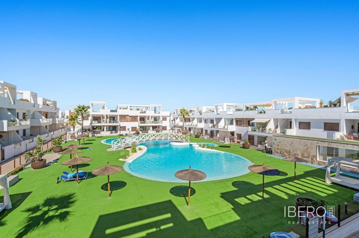 Sale of apartment in Piso en Ronda D. Ricardo Lafuente Aguado, Parque Acuático - Sector 25, Torrevieja, Torrevieja
photo 1