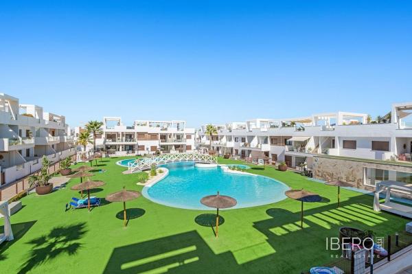 Квартира на продажу на  Piso en Ronda D. Ricardo Lafuente Aguado, Parque Acuático - Sector 25, Torrevieja, Торревьеха photo 1