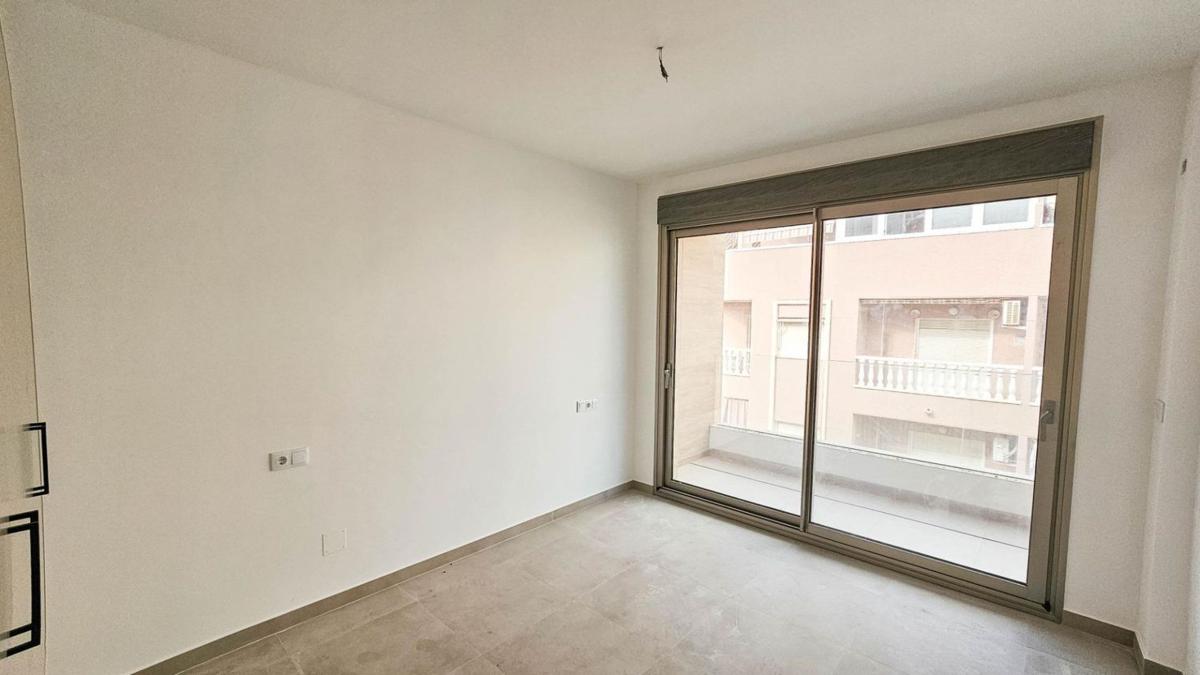 Venta de piso en Piso en Calle Patricio Zammit, Las Piscinas Naturales, Torrevieja, Torrevieja
photo 5