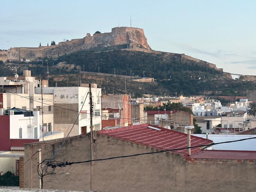 Venta de piso en Piso en CL Poeta Zorrilla, Carolinas Bajas, Alicante / Alacant, Alicante / Alacant
photo 2
