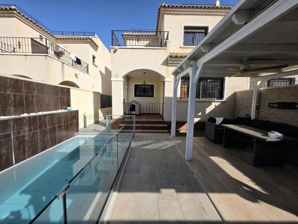 Chalet adosado en Aguas Nuevas, Torrevieja photo 1