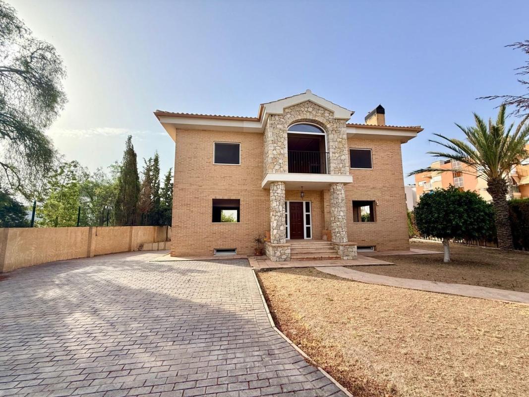 Properties for sale and rent in Spain photo 3