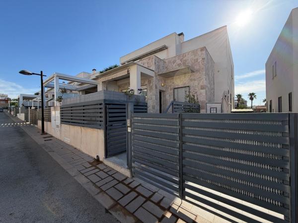 Chalet adosado en venta en Aguas Nuevas , Torrevieja photo 1