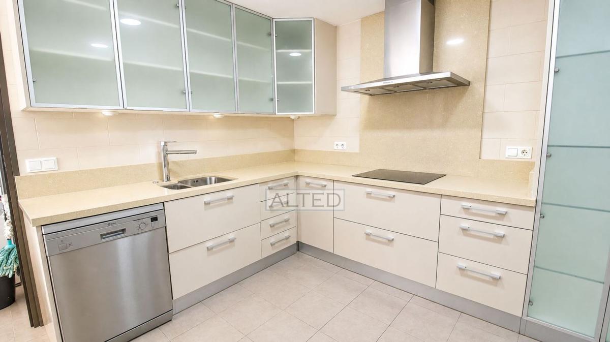 Продажа квартиры на Piso en Calle Pintor Velazquez, Mercado, Alicante / Alacant, Аликанте / Алакант
photo 1