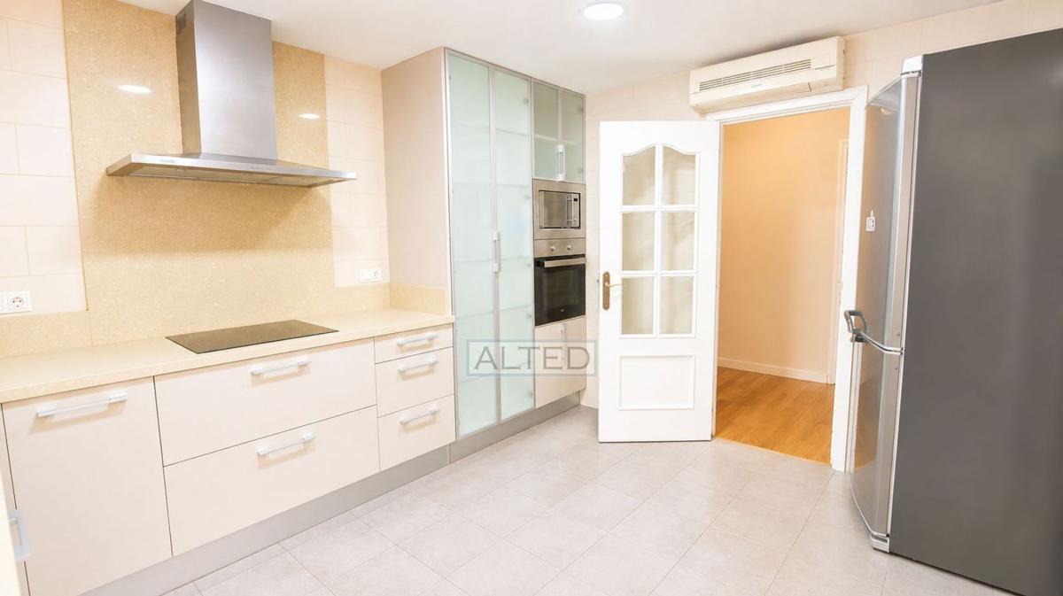 Продажа квартиры на Piso en Calle Pintor Velazquez, Mercado, Alicante / Alacant, Аликанте / Алакант
photo 2