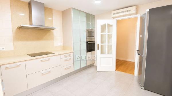 Продажа квартиры на Piso en Calle Pintor Velazquez, Mercado, Alicante / Alacant, Аликанте / Алакант
thumbnail 2