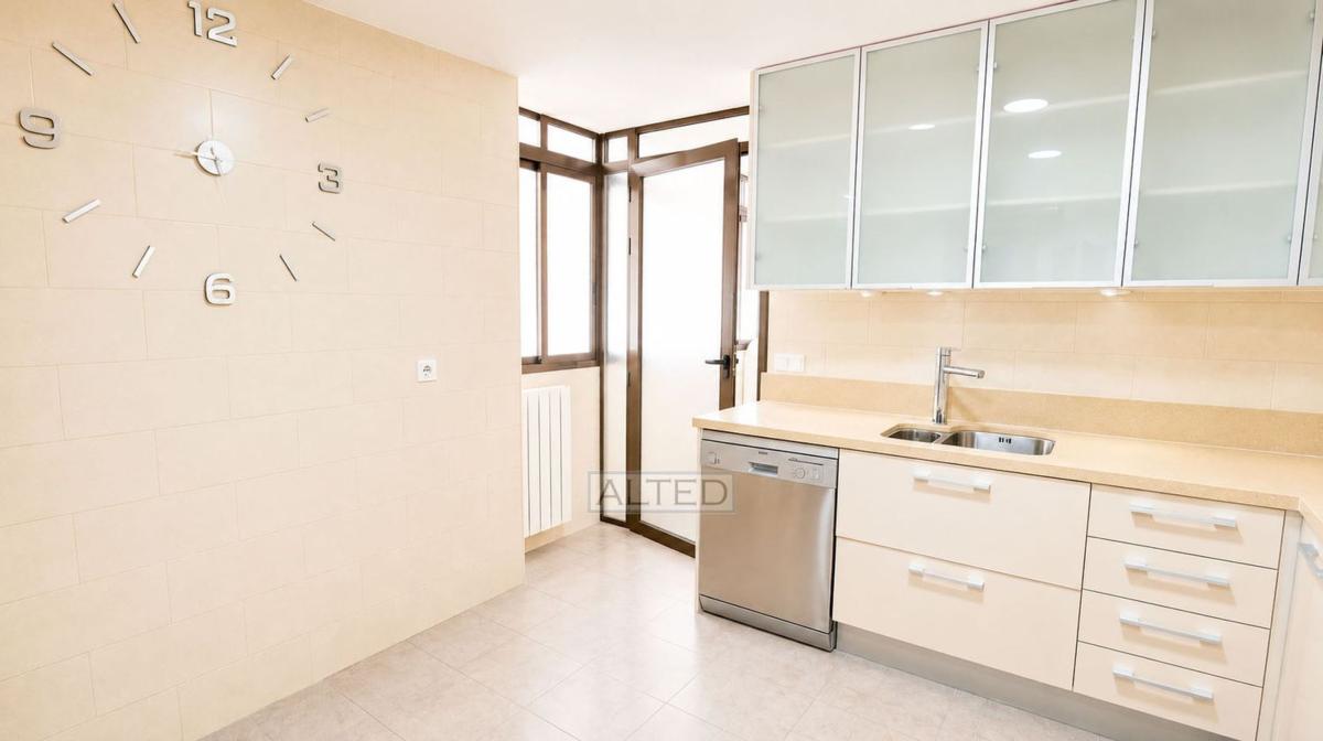 Продажа квартиры на Piso en Calle Pintor Velazquez, Mercado, Alicante / Alacant, Аликанте / Алакант
photo 3