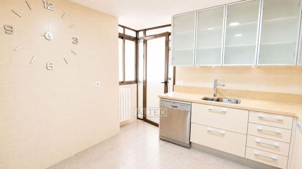 Продажа квартиры на Piso en Calle Pintor Velazquez, Mercado, Alicante / Alacant, Аликанте / Алакант
thumbnail 3