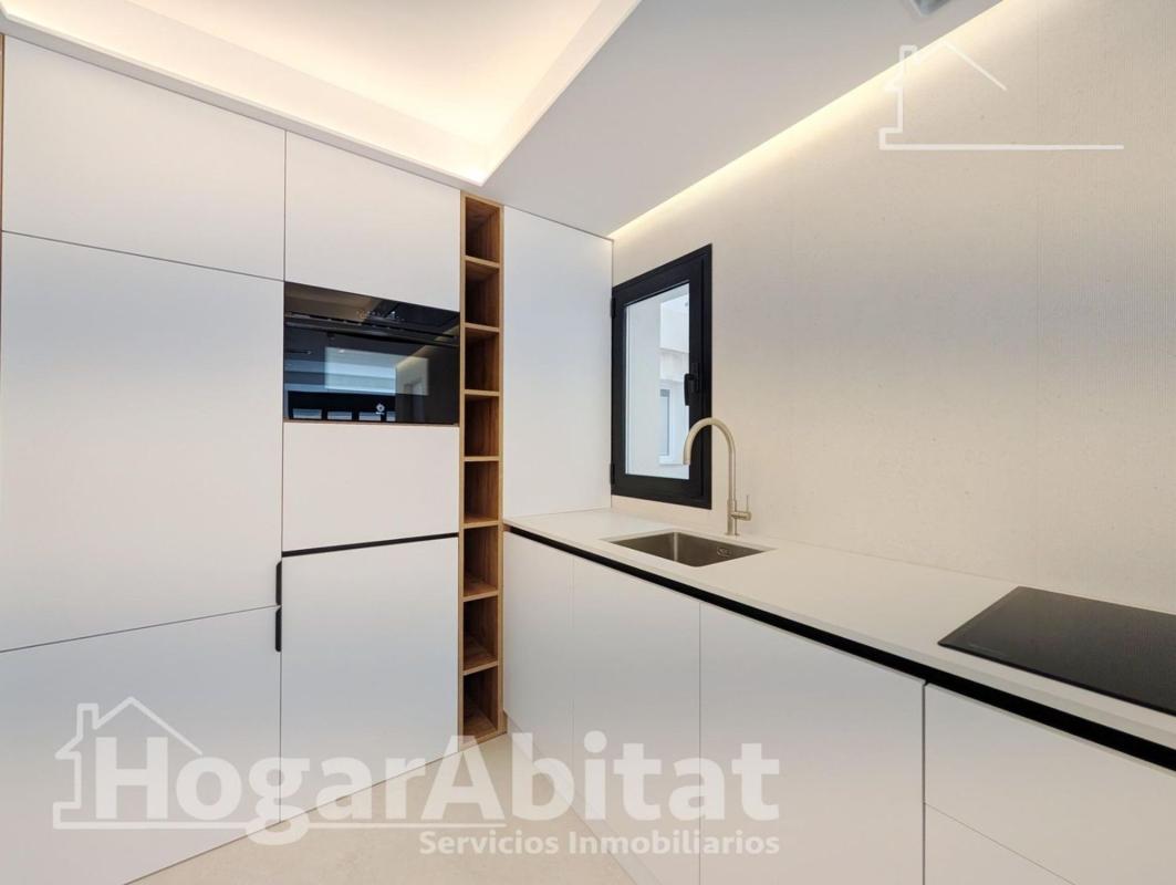 Sale of apartment in Piso en Calle Gravina, Casco Histórico-Santa Cruz, Alicante / Alacant, Alicante
 photo 4