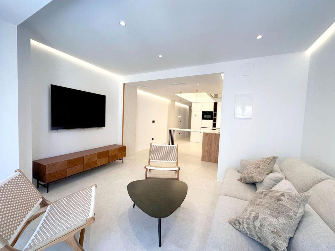 Sale of apartment in Piso en Calle Gravina, Casco Histórico-Santa Cruz, Alicante / Alacant, Alicante
photo 1