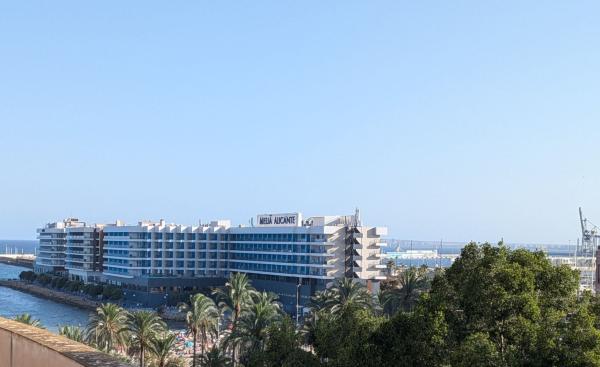 Продажа квартиры на Piso en Plaza Paseíto Ramiro, 12, Casco Histórico-Santa Cruz, Alicante / Alacant, Аликанте / Алакант
photo 1
