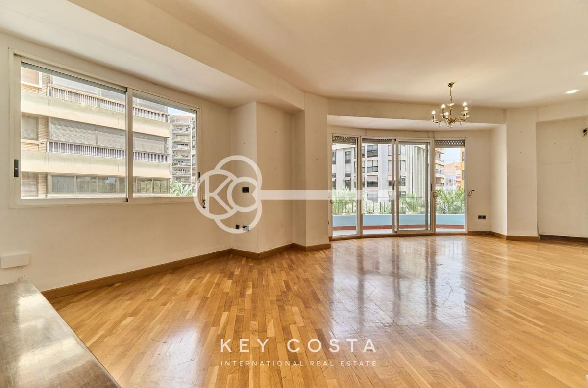 Продажа квартиры на Piso en Calle Poeta Vila y Blanco, Ensanche-Diputación, Alicante / Alacant, Аликанте / Алакант
photo 2