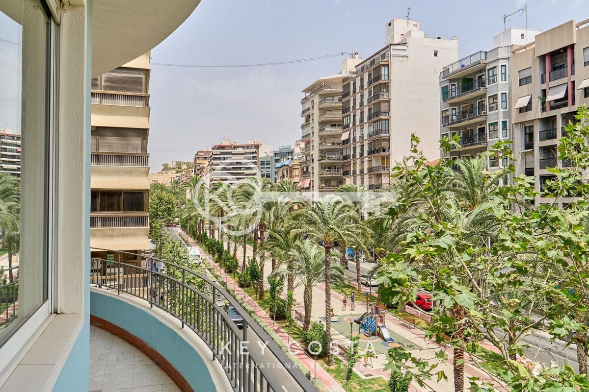 Продажа квартиры на Piso en Calle Poeta Vila y Blanco, Ensanche-Diputación, Alicante / Alacant, Аликанте / Алакант
photo 5