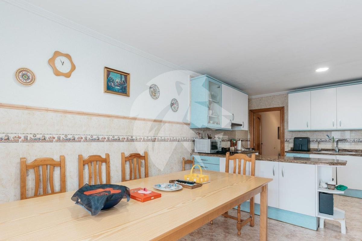 Sale of apartment in Piso en Calle Alberola Romero, Casco Histórico-Santa Cruz, Alicante / Alacant, Alicante
 photo 4