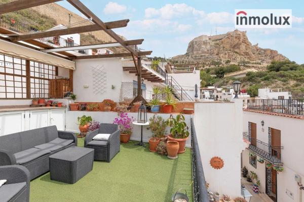 Independent chalet for sale in Casa o chalet en Calle San Antonio, Casco Histórico-Santa Cruz, Alicante / Alacant, Alicante
photo 1
