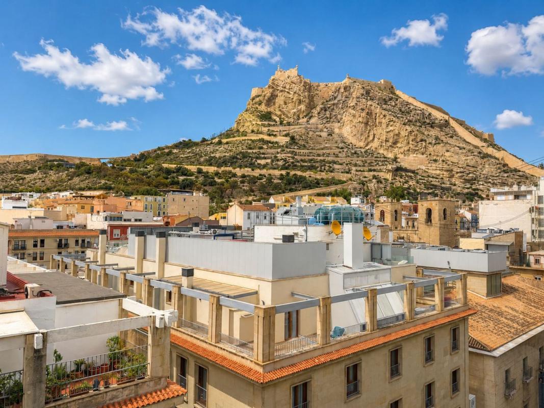 Venta de piso en Piso en Calle Gravina, Casco Histórico-Santa Cruz, Alicante / Alacant, Alicante / Alacant
photo 1
