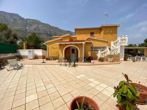 Chalet wolnostojący na sprzedaż w  Casa o chalet en El Montgó, Denia, Dénia photo 1