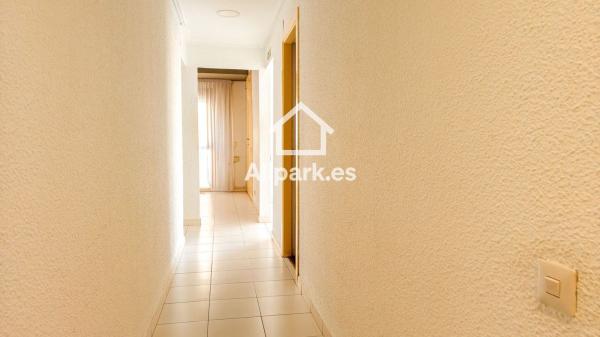 Sale of flat in Piso en Avenida del Doctor Gadea, Ensanche-Diputación, Alicante / Alacant, Alicante
thumbnail 2