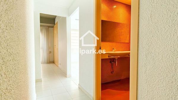 Sale of flat in Piso en Avenida del Doctor Gadea, Ensanche-Diputación, Alicante / Alacant, Alicante
thumbnail 3