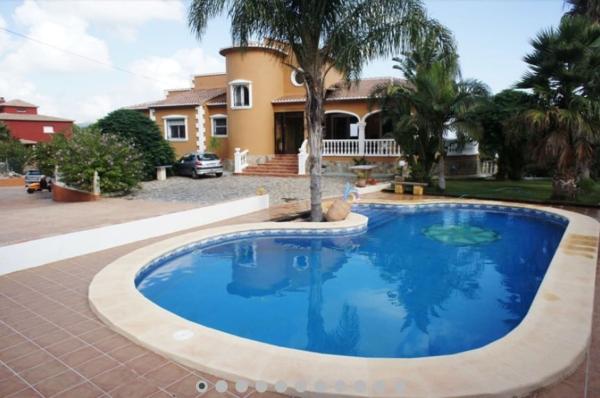 Частный шале на продаже в  Casa o chalet en Centro, Pedreguer, Педрегер photo 1