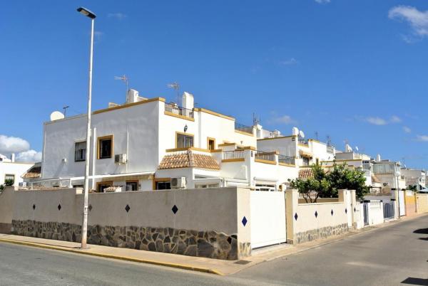 Chalet adosado en Calle Alfredo Kraus, 84, La Siesta - El Salado - Torreta, Torrevieja photo 2