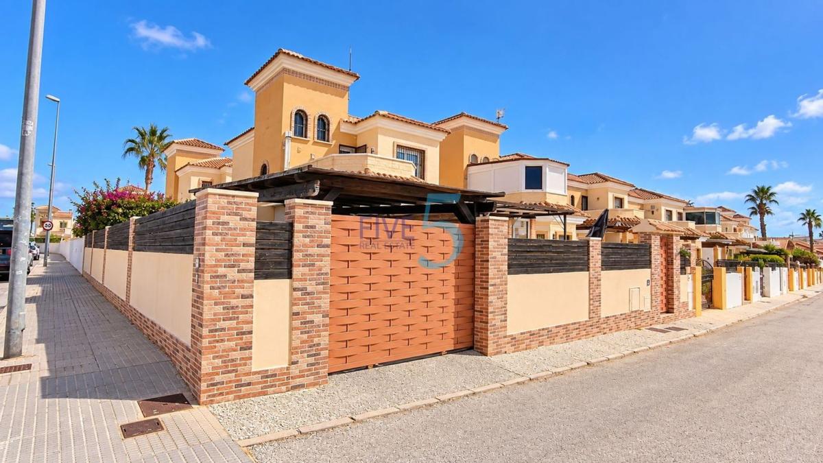 Sale of independent chalet in Casa o chalet en Urbanizaciones, Guardamar del Segura, Guardamar del Segura
photo 1