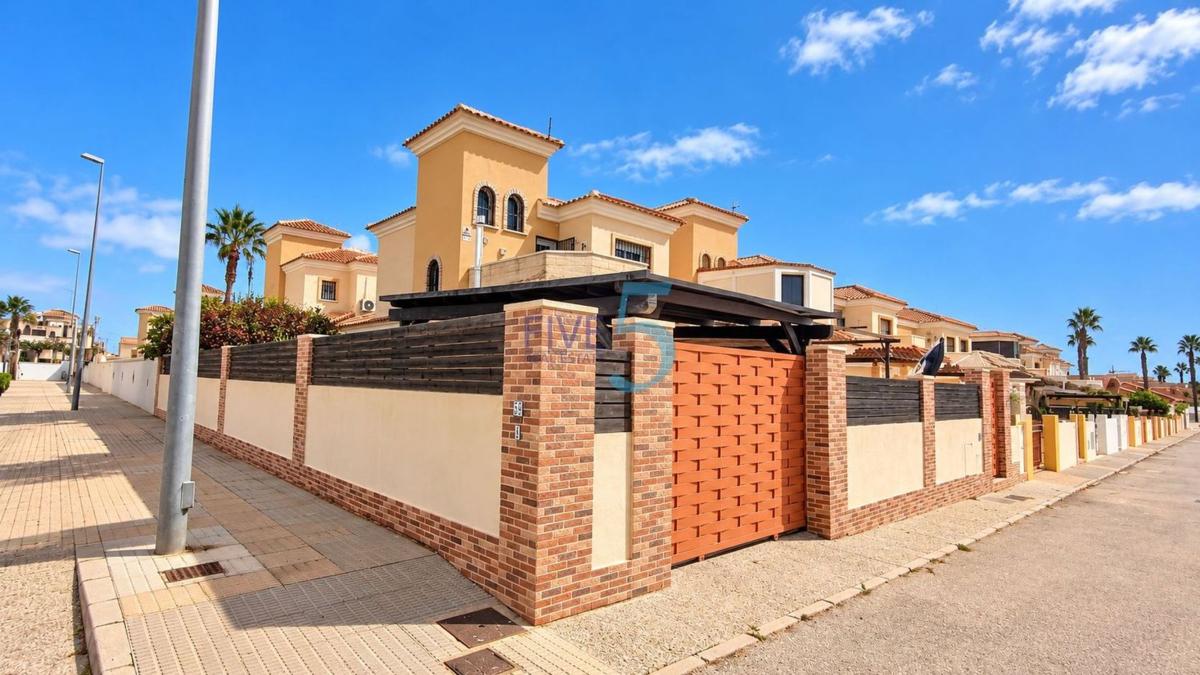 Sale of independent chalet in Casa o chalet en Urbanizaciones, Guardamar del Segura, Guardamar del Segura
photo 5