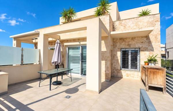 Chalet pareado en Cesar Mateo Cid, 21, Parque Acuático - Sector 25, Torrevieja photo 2