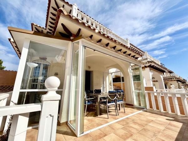 Chalet wolnostojący na sprzedaż w  Casa o chalet en Cabo Roig, Orihuela, Orihuela photo 1