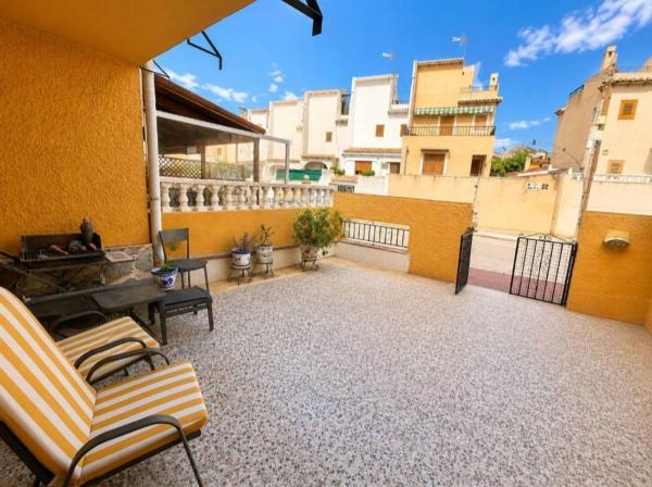 Chalet pareado en Avenida de Torrevieja, Los Balcones - Los Altos del Edén, Torrevieja photo 2