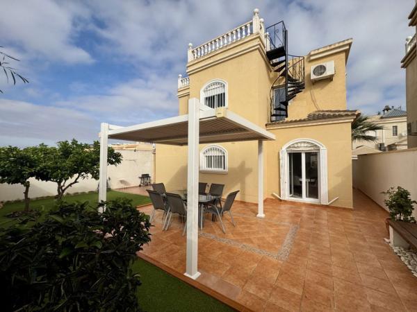 Chalet adosado en Calle Colomer, Aguas Nuevas, Torrevieja photo 1