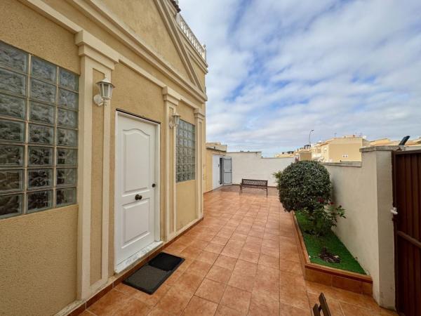 Chalet adosado en Calle Colomer, Aguas Nuevas, Torrevieja thumbnail 3