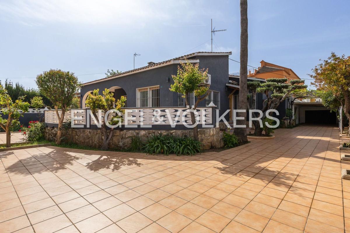 Properties for sale and rent in Spain photo 2