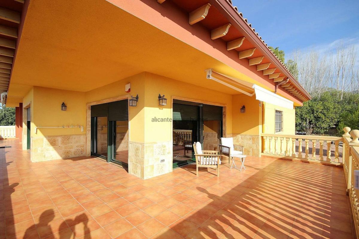 Sale of independent chalet in Casa o chalet en Petrer, Petrer
photo 5