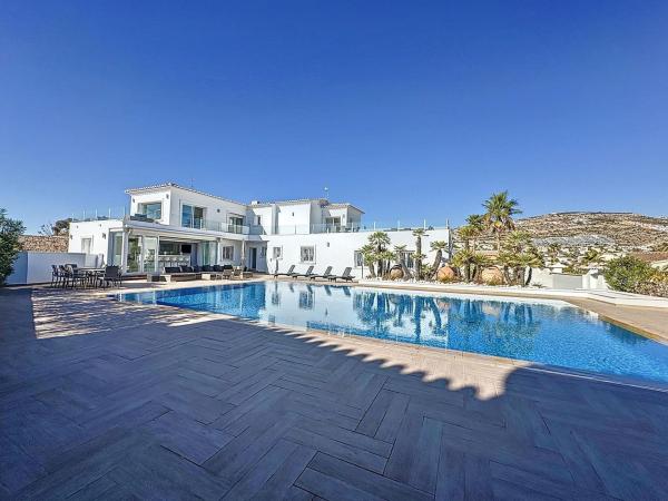 Independent chalet for sale in Casa o chalet en Calle Magnolias, 48, Cumbre del Sol, Benitachell, Benitachell
thumbnail 3