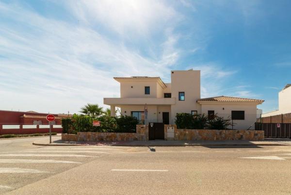 Chalet independiente en venta en Casa o chalet en Los Montesinos, Los Montesinos
photo 1