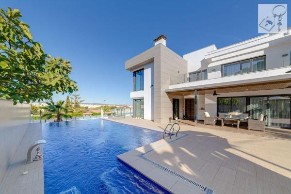 Частный шале на продаже в  Casa o chalet en Zona los Frutales, Torrevieja, Торревьеха photo 1