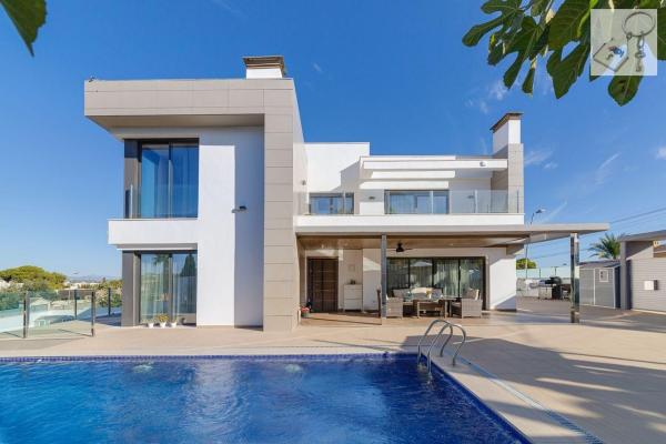 Частный шале на продаже в  Casa o chalet en Zona los Frutales, Torrevieja, Торревьеха photo 2