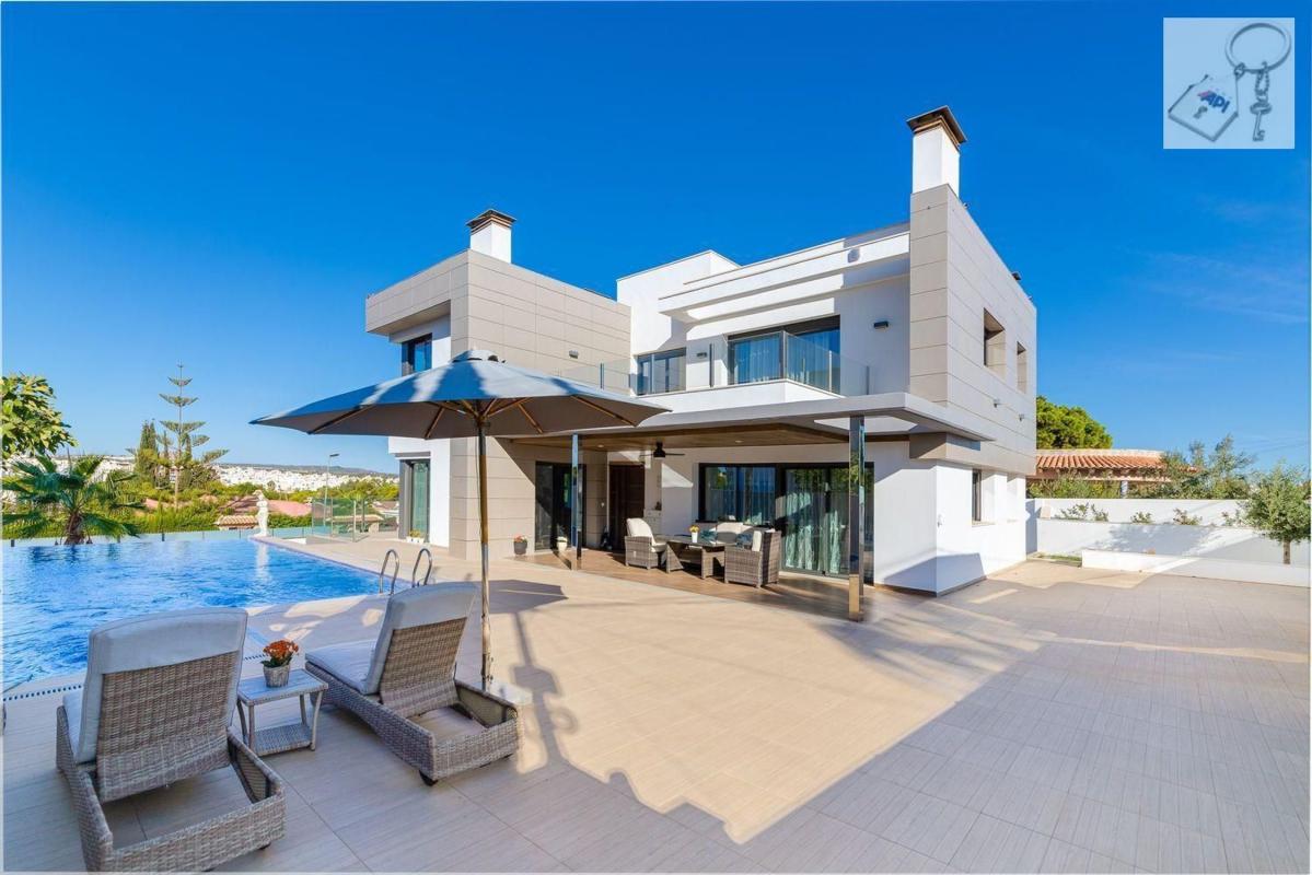 Sale of independent chalet in Casa o chalet en Zona los Frutales, Torrevieja, Torrevieja
photo 3