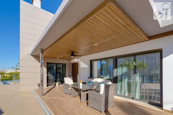 Частный шале на продаже в  Casa o chalet en Zona los Frutales, Torrevieja, Торревьеха photo 4