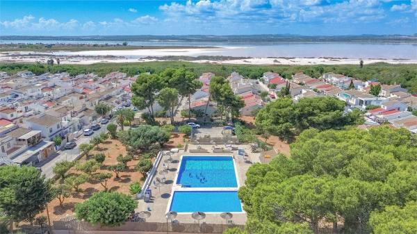 Chalet adosado en Avenida de las Grullas, La Siesta - El Salado - Torreta, Torrevieja thumbnail 2