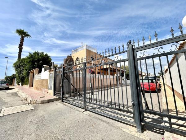 Chalet adosado en Calle Luis Gordillo s/n, Playa Flamenca, Orihuela photo 4