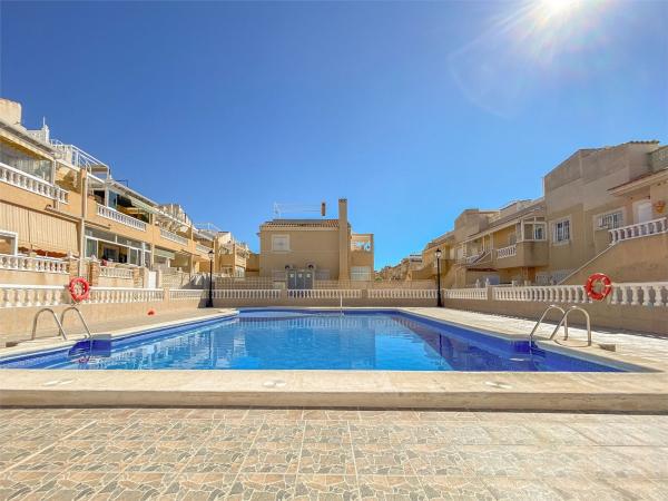 Chalet adosado en Calle Maese Pedro, Aguas Nuevas, Torrevieja thumbnail 2