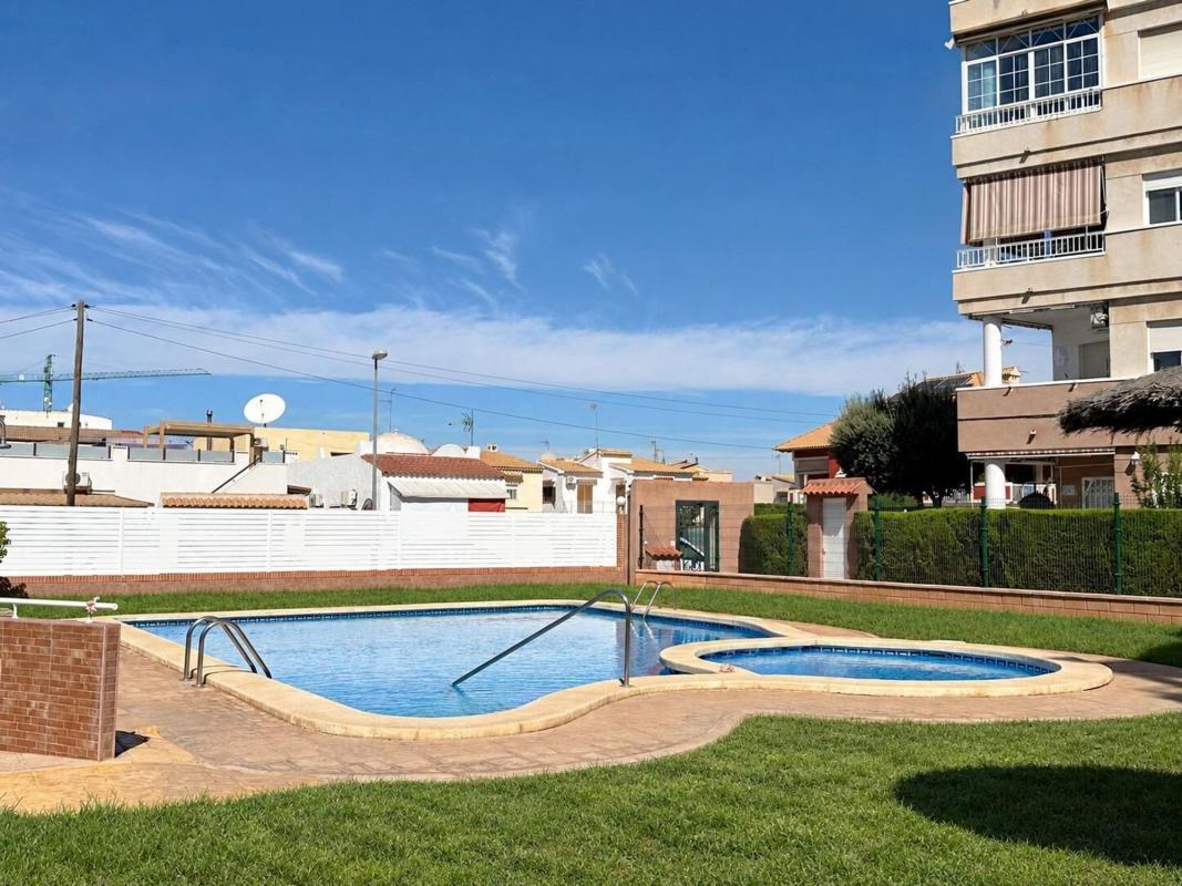 Venta de piso en Piso en Calle Virgen del Mar, Nueva Torrevieja, Torrevieja, Torrevieja
photo 1