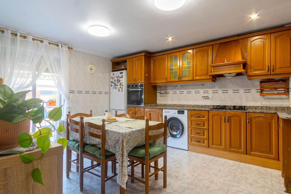 Sale of apartment in Piso en Dr Ferran, Reina Victoria-Miguel Hernández, Elche / Elx, Elche / Elx
 photo 2