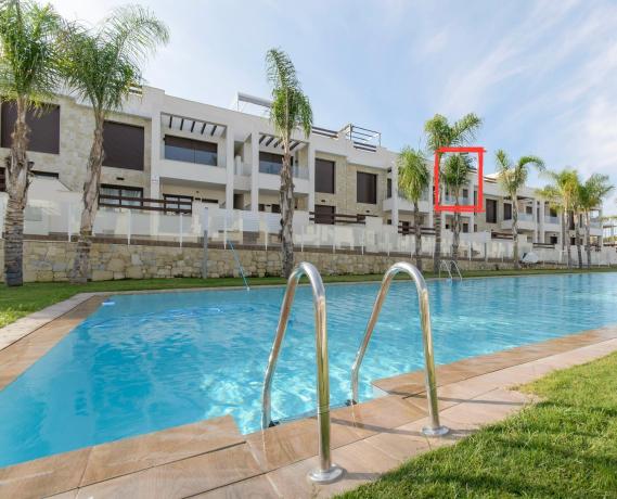 ¡Bungalow de lujo con solárium, parking, trastero y piscina comunitaria en Los Balcones, Torrevieja! photo 1