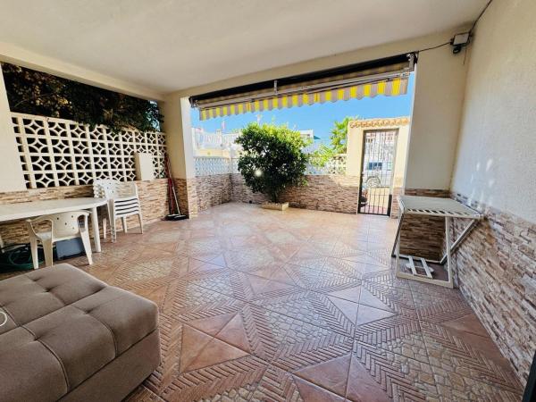 Chalet adosado en Calle Urano, La Siesta - El Salado - Torreta, Torrevieja thumbnail 2