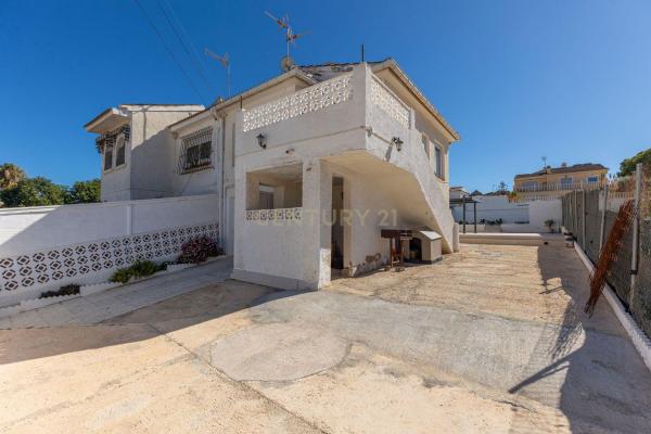 Chalet adosado en Calle Venus Bal, 14 b, Los Balcones - Los Altos del Edén, Torrevieja thumbnail 3