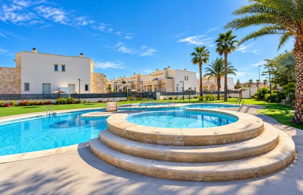 Chalet pareado en Cesar Mateo Cid, Parque Acuático - Sector 25, Torrevieja photo 2